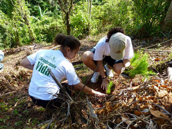 Voluntarios asistentes a la "4ª Jornada de Reforestación", realizada en colaboración con el Ministerio de Medio Ambiente en Villa Altagracia, Provincia de San Cristóbal, situada en la Zona Sur de la Republica Dominicana.
